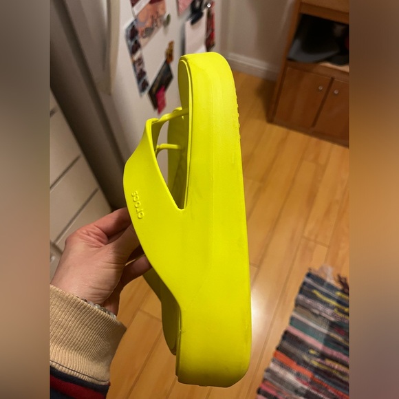Croc’s Women’s Platform Sandals Size 9 Yellow - Picture 5 of 7